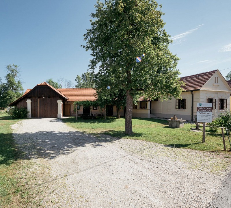 <i>Pomelajevo</i> je tipična prekmurska domačija sredi Male Polane.